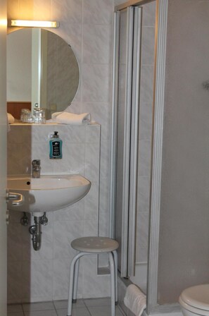 Camera singola | Bagno | Doccia, asciugacapelli, asciugamani