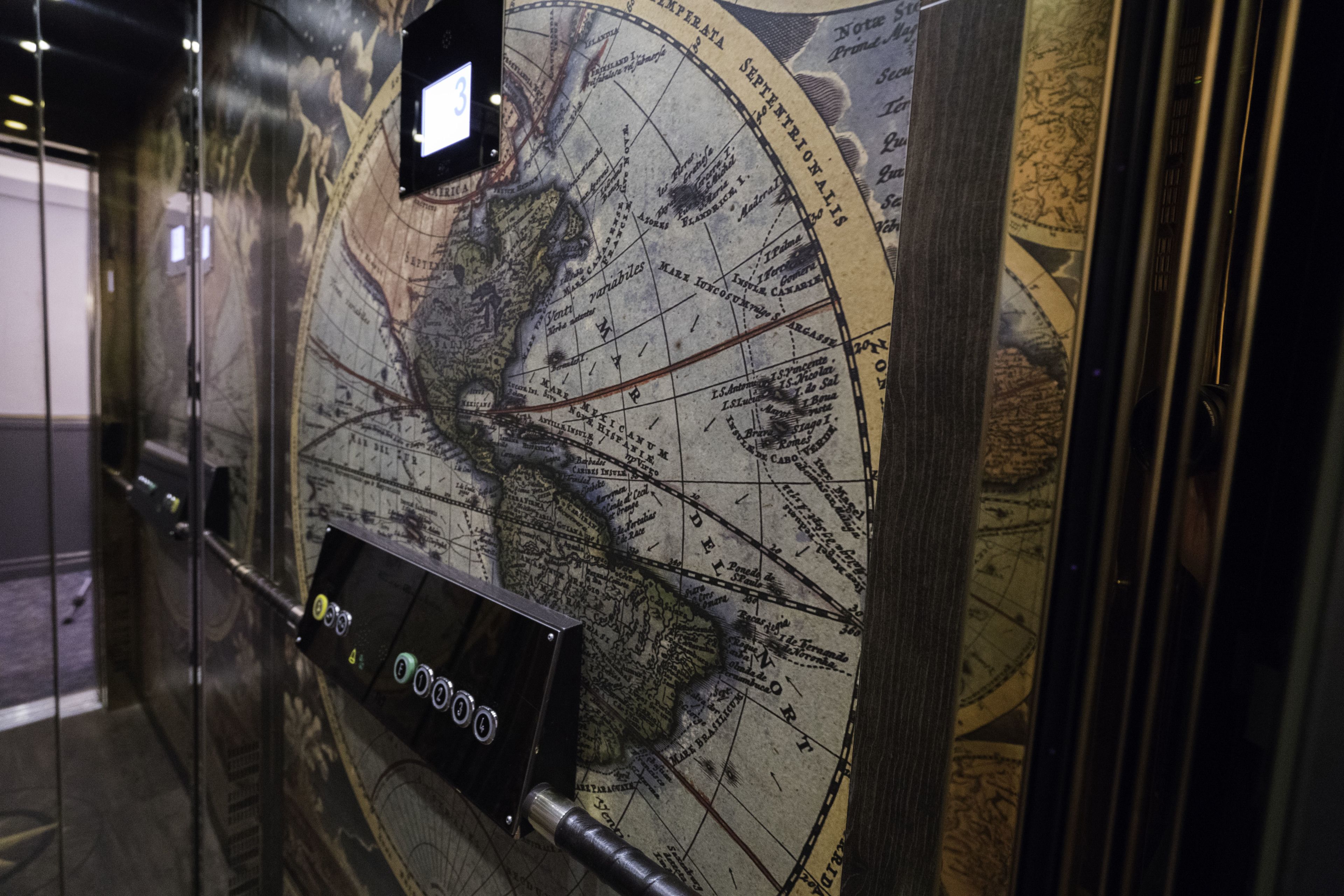 Una pared con un mapa grande y detallado.