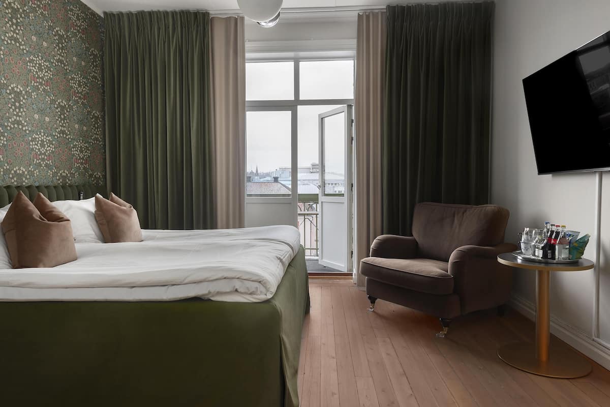 Rom – premium, 2 enkeltsenger, ikke-røyk, balkong | Senger med Select Comfort-madrass, individuelt dekorert og skrivebord