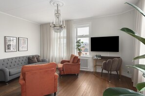 Suite – junior, 2 enkeltsenger, ikke-røyk | Senger med Select Comfort-madrass, individuelt dekorert og skrivebord