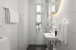 Secador de pelo, piso con calefacción en el baño, toallas, jabón