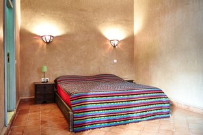 Ropa de cama de alta calidad y caja de seguridad en la habitación 