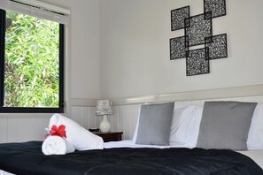 Tropical villa | Premium bedding, bed sheets - Hidden Valley Holiday Park (Berrimah)