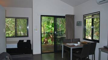 Deluxe-huoneisto, 1 makuuhuone | Ylelliset vuodevaatteet, vuodevaatteet