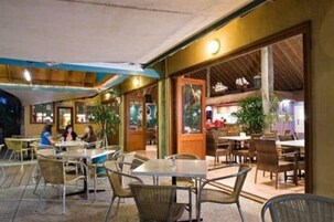 供应早餐、午餐和晚餐