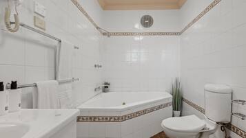Queen Spa Suite | Bathroom