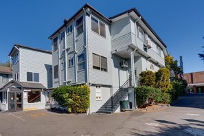 A multi-story building with a reception area, a staircase, and a parking lot. - Katoomba Town Centre Motel (Katoomba)