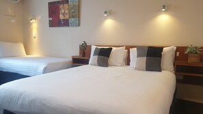 Queen Room Plus One | Premium bedding, blackout drapes, iron/ironing board, free WiFi - Katoomba Town Centre Motel (Katoomba)