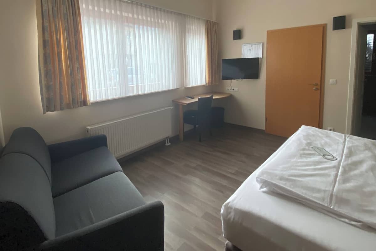 Habitación triple clásica | Ropa de cama hipoalergénica y caja de seguridad en la habitación