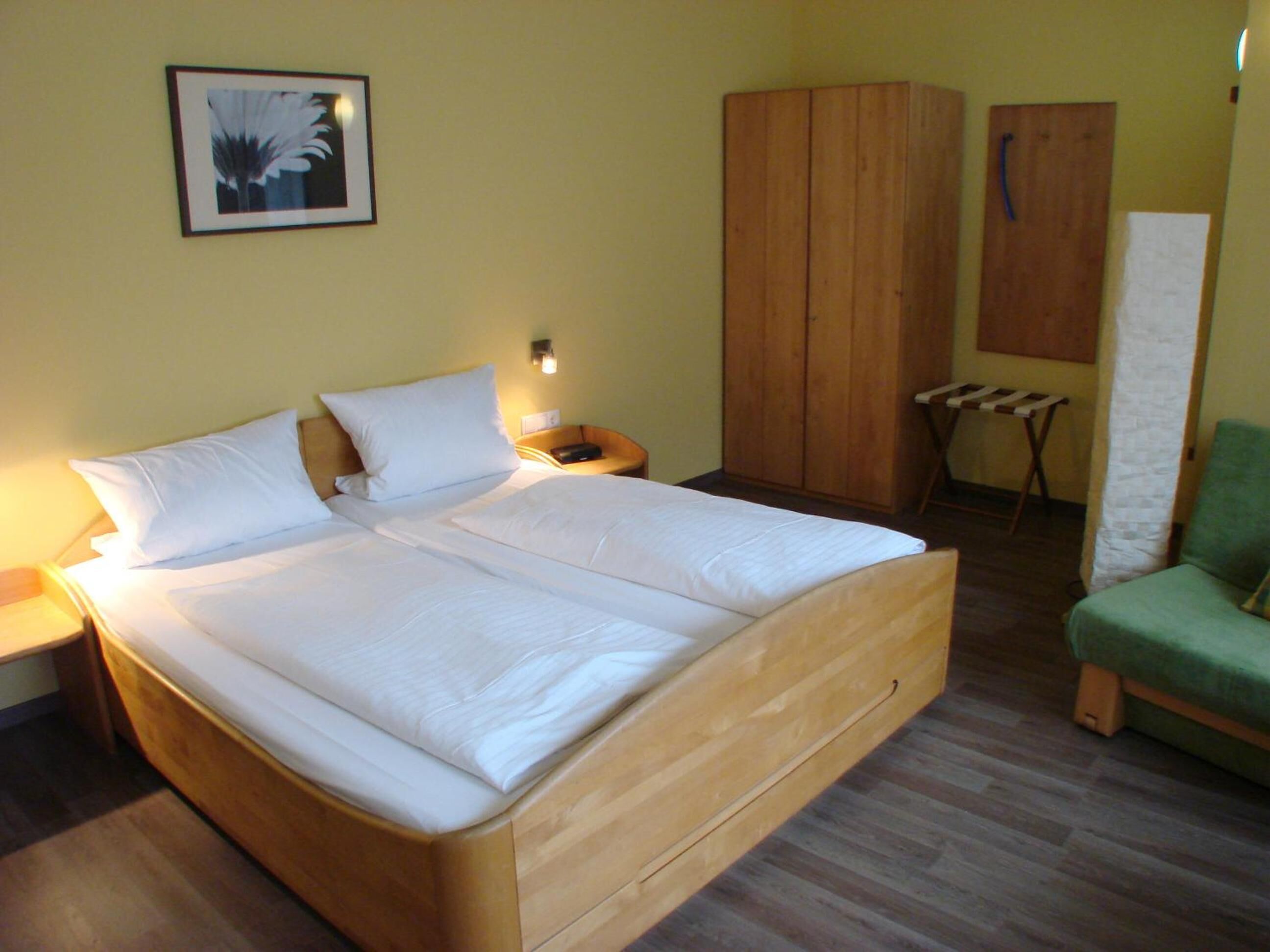 hypo-allergenic bedding, in-room safe, desk, soundproofing