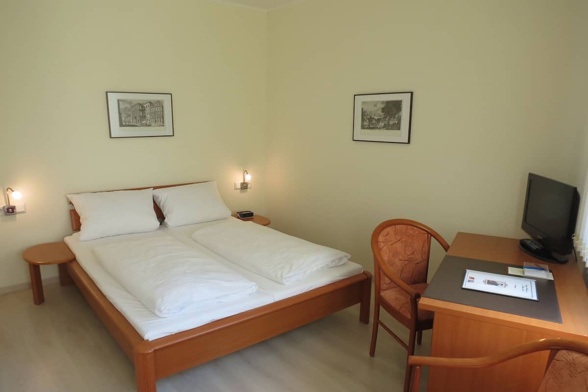 Kamar Double | Seprai antialergi, brankas, meja kerja, dan kedap suara