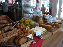 Se sirven almuerzos y cenas, cocina regional