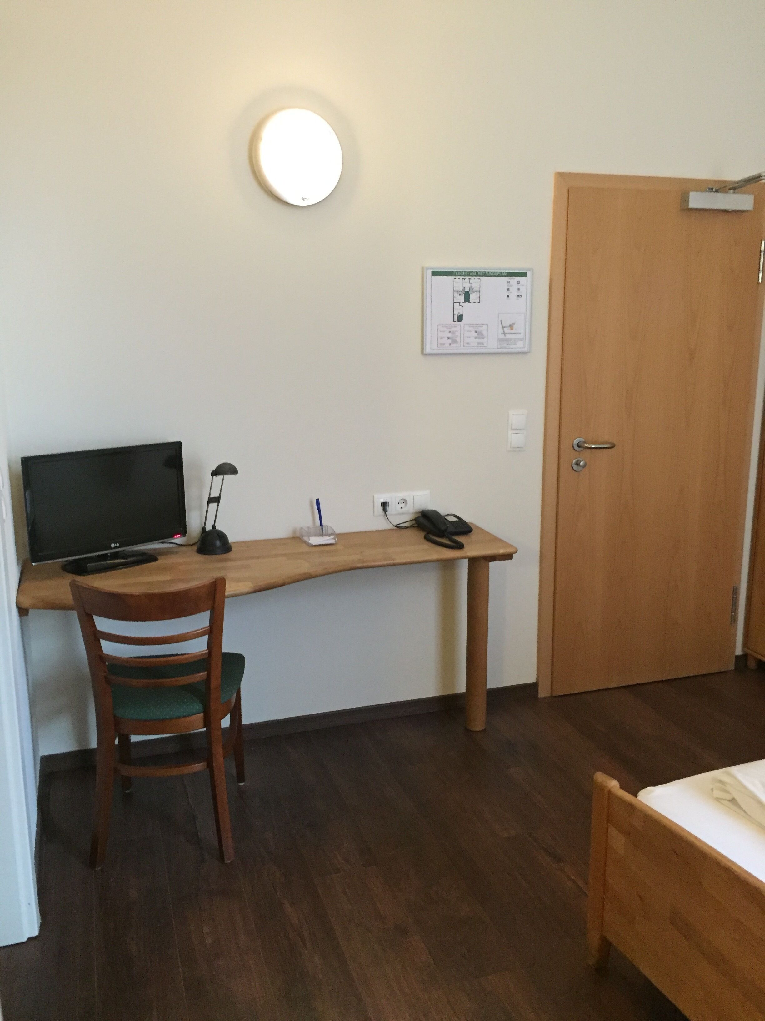 double room | living area | 32-inch flat-screen tv with cable channels, tv