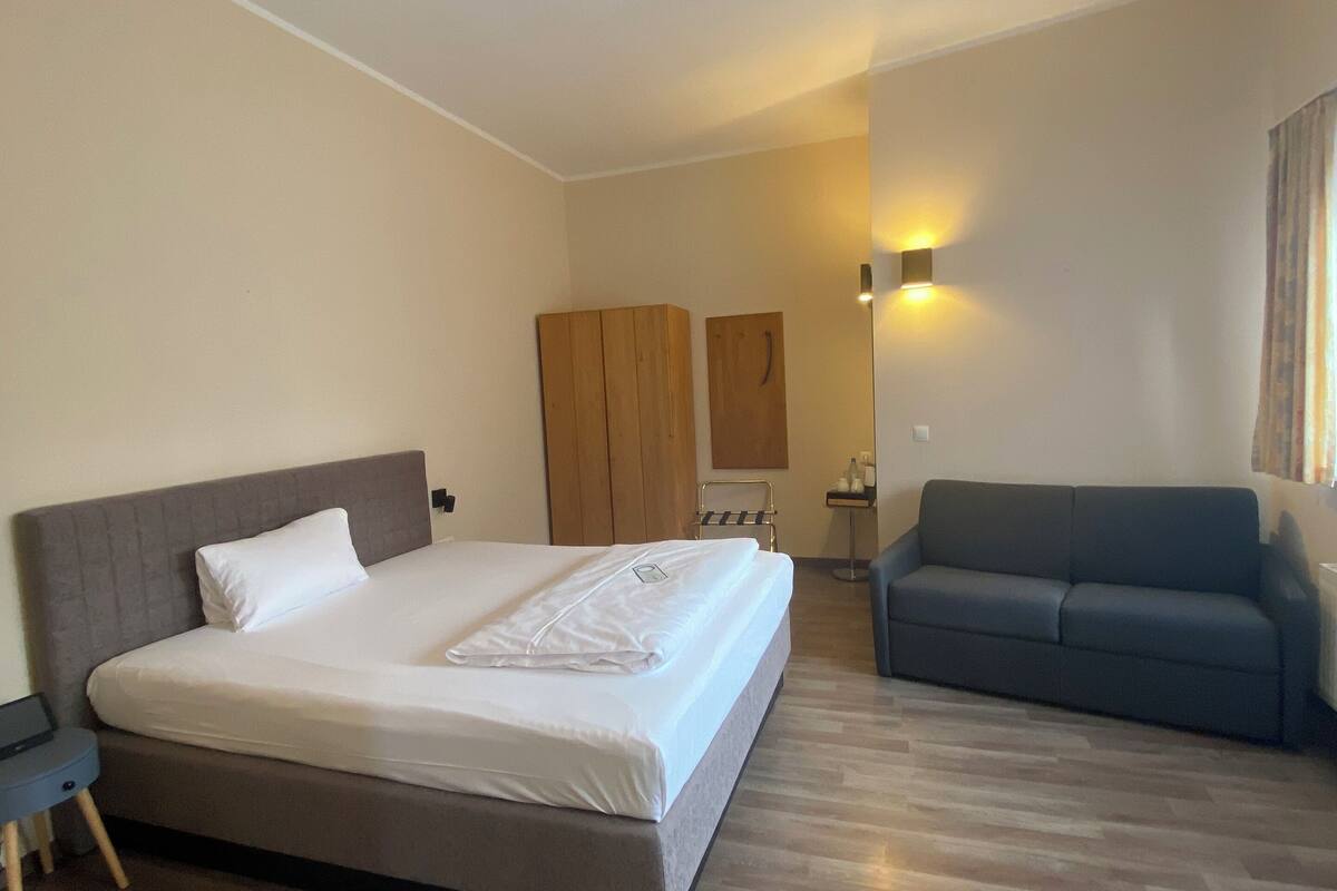 classic triple room | living area | 32-inch flat-screen tv with cable channels, tv