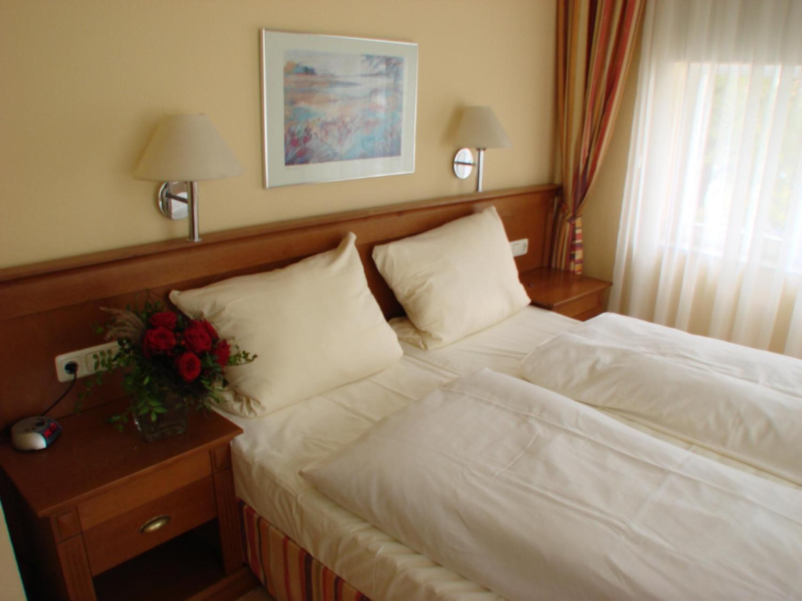 hypo-allergenic bedding, in-room safe, desk, soundproofing