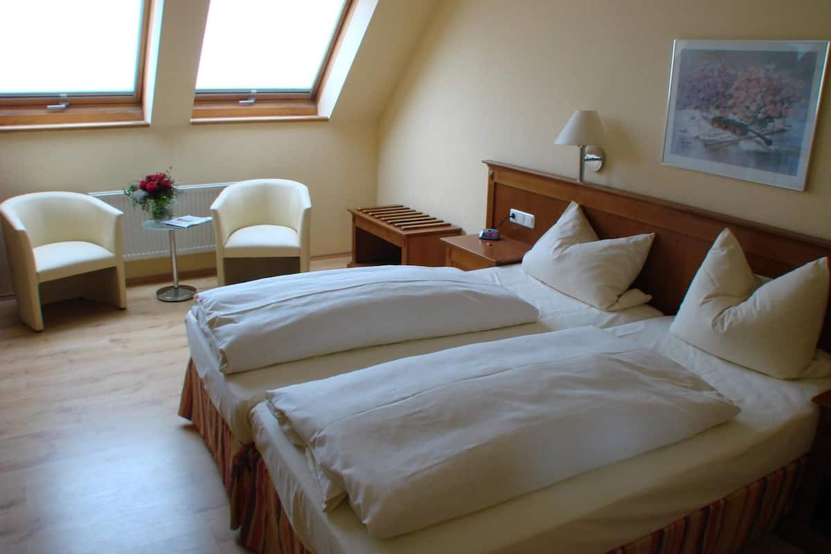 hypo-allergenic bedding, in-room safe, desk, soundproofing