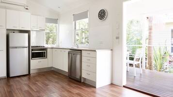 Plantation Villa | Private kitchen | Full-size fridge, microwave, electric kettle, cookware/dishes/utensils