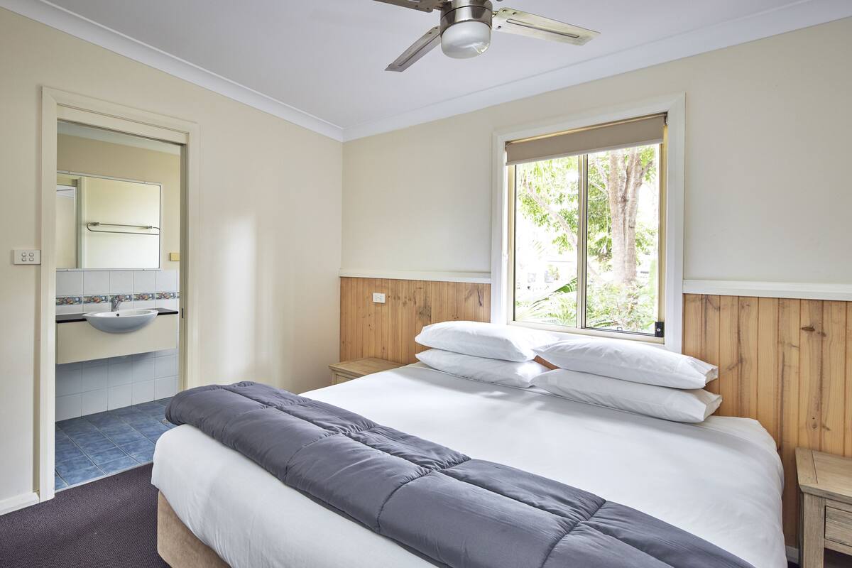 Gumnut villa | Iron/ironing board, bed sheets