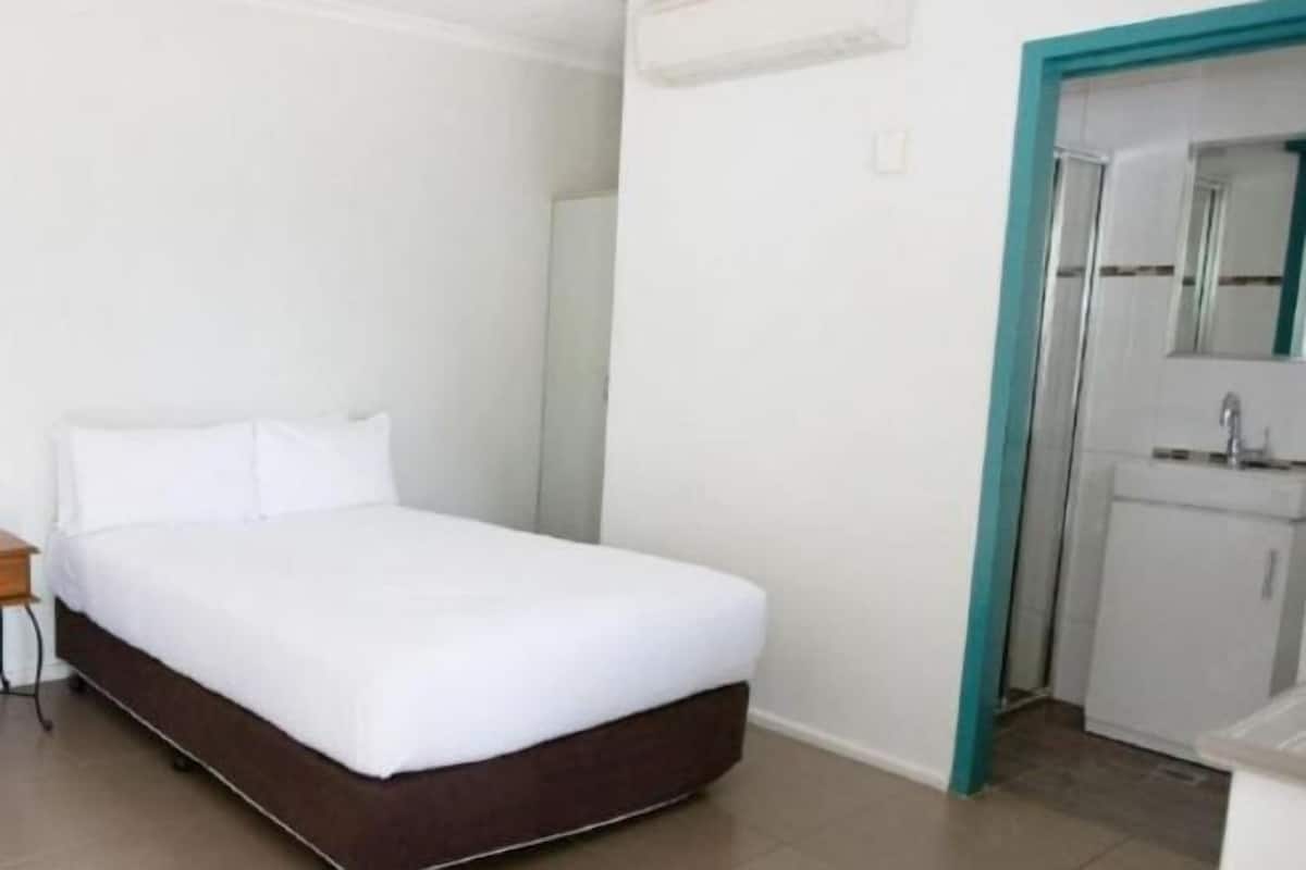 1 bedroom, iron/ironing board, bed sheets