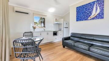 Iron/ironing board, bed sheets