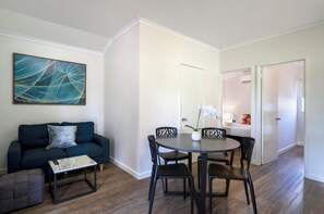 Family Villa | Living area | Flat-screen TV - Darwin FreeSpirit Resort (Holtze)