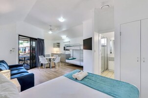 Tabla de planchar con plancha y ropa de cama 