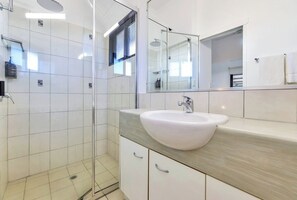 Cabaña familiar (Garden) | Baño | Ducha, secador de pelo y toallas