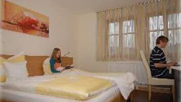 Meja kerja, setrika/meja setrika, dan Wi-Fi gratis