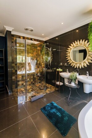 Quarto casal superluxo, 1 quarto, acesso à piscina, vista para o jardim | Banheiro | Banheira e chuveiro separados, banheira de imersão