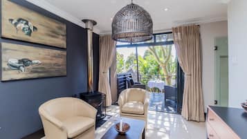 Luxury Suite, Fireplace, Partial Sea View | Living room | 40-inch TV with satellite channels, Netflix, streaming services