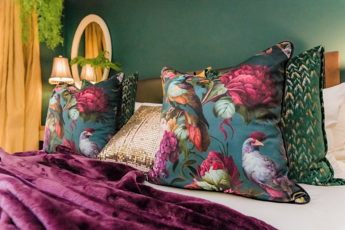 Habitación de lujo doble, 1 habitación, acceso a la piscina, vistas al jardín | 1 dormitorio, ropa de cama de alta calidad, minibar y caja fuerte