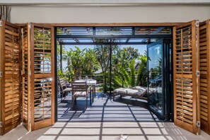Luxury-Suite, 1 Schlafzimmer, Kamin, Meerblick | Wohnbereich | 40-Zoll-Fernseher mit Satellitenempfang, Netflix, Streaming-Dienste
