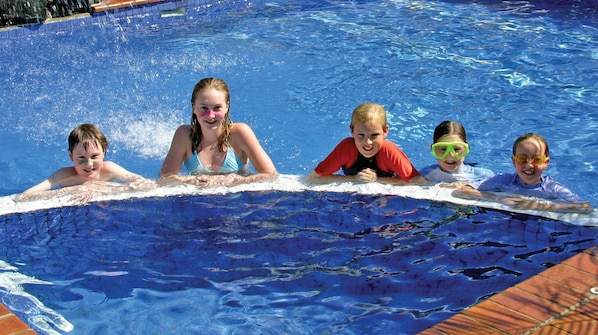 2 outdoor pools