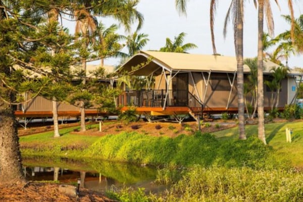 Deluxe Safari Tent | Iron/ironing board, free WiFi, bed sheets, wheelchair access