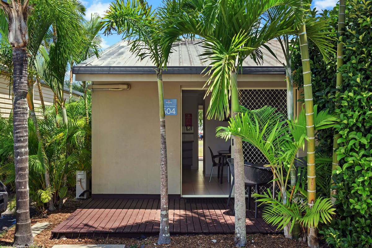 Deluxe 1 Bedroom Cabin | Iron/ironing board, free WiFi, bed sheets, wheelchair access