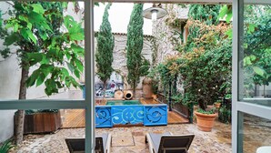 A courtyard with a pool, lounge chairs, and potted plants. - La Vida de Antes (Consuegra)