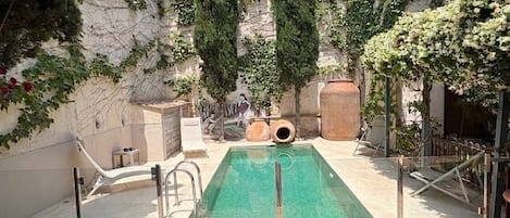 Alberca al aire libre por temporada y sombrillas en la alberca