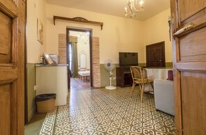 Vierbettzimmer | Wohnbereich | 23-Zoll-Smart-TV mit Kabelempfang, Fernseher