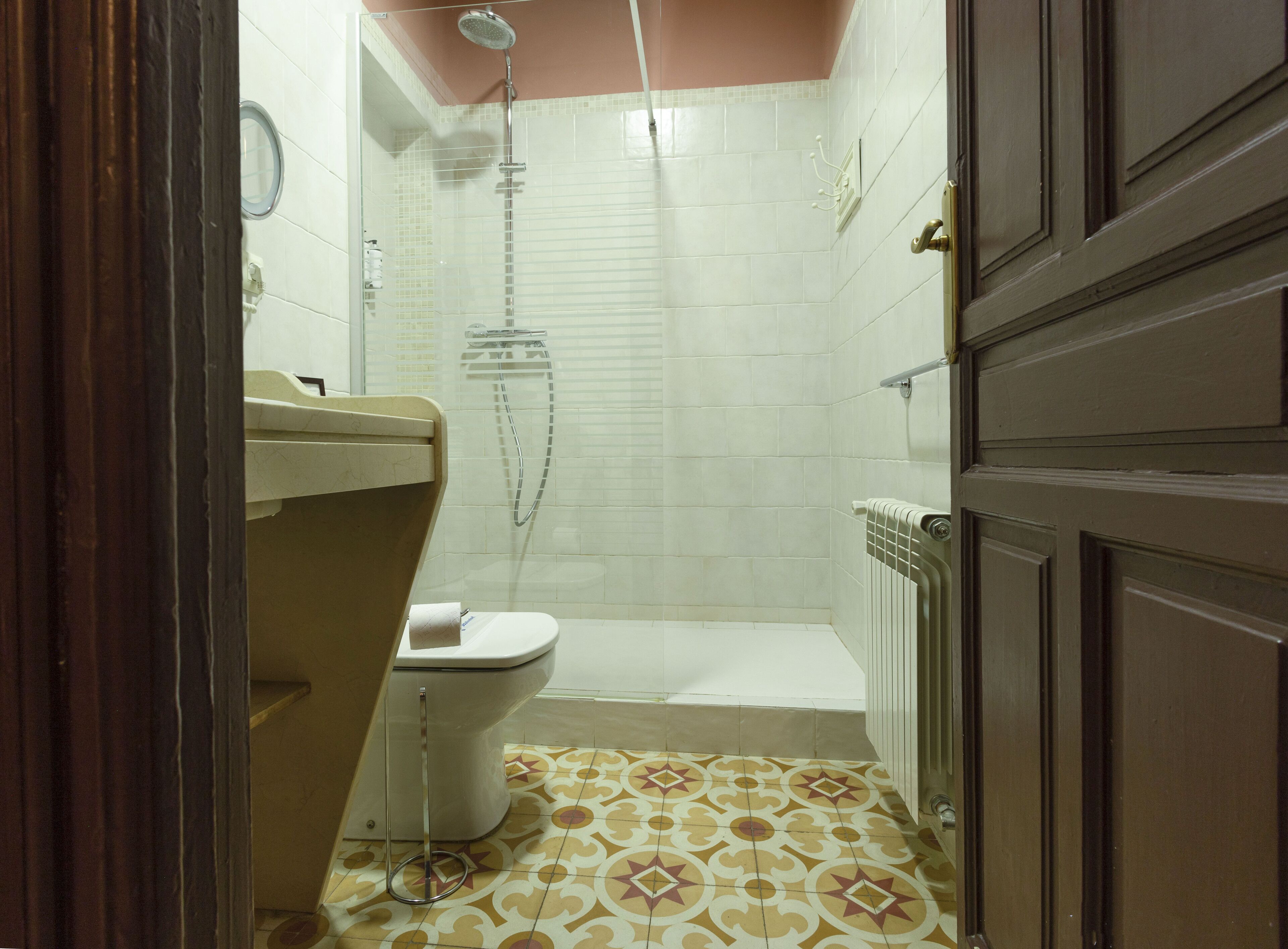 Un baño con inodoro, ducha y bañera.