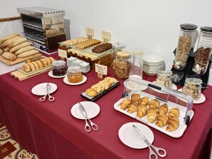 Daily full breakfast (EUR 9 per person) - La Vida de Antes (Consuegra)