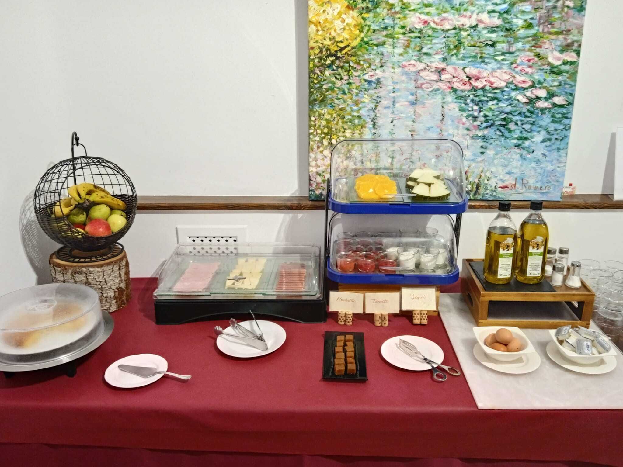 Montaje de un bufé de desayuno con diversas opciones de alimentos y salsas.