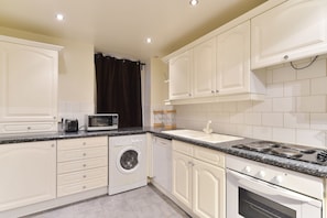 Standard Apartment, 3 Bedrooms | Private kitchen