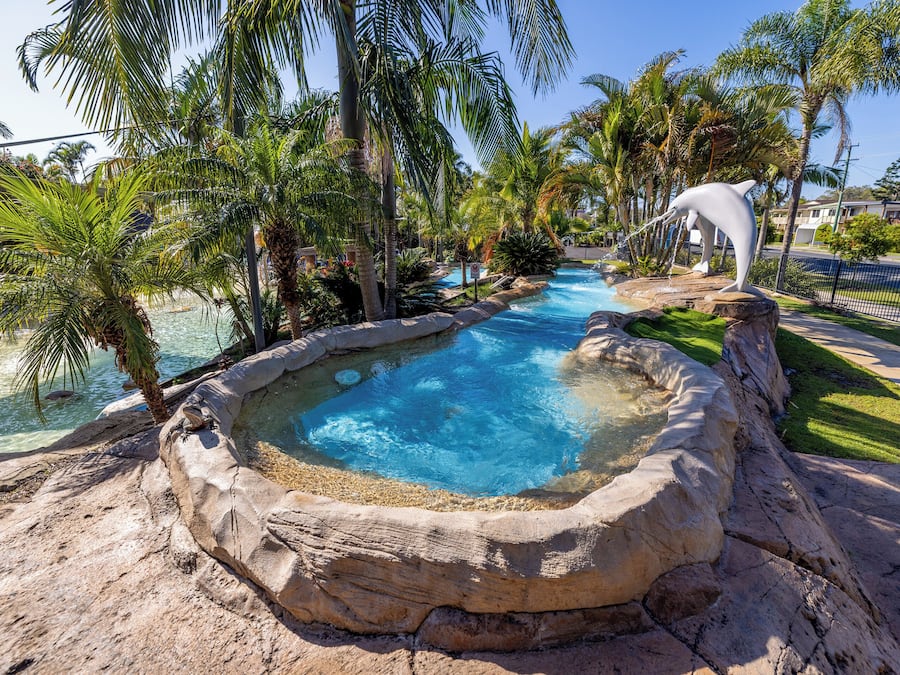 4 utomhuspooler och solstolar