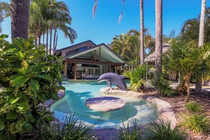 Swim-up bar - NRMA Blue Dolphin Yamba Holiday Resort (Yamba)