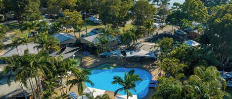 4 outdoor pools, pool loungers