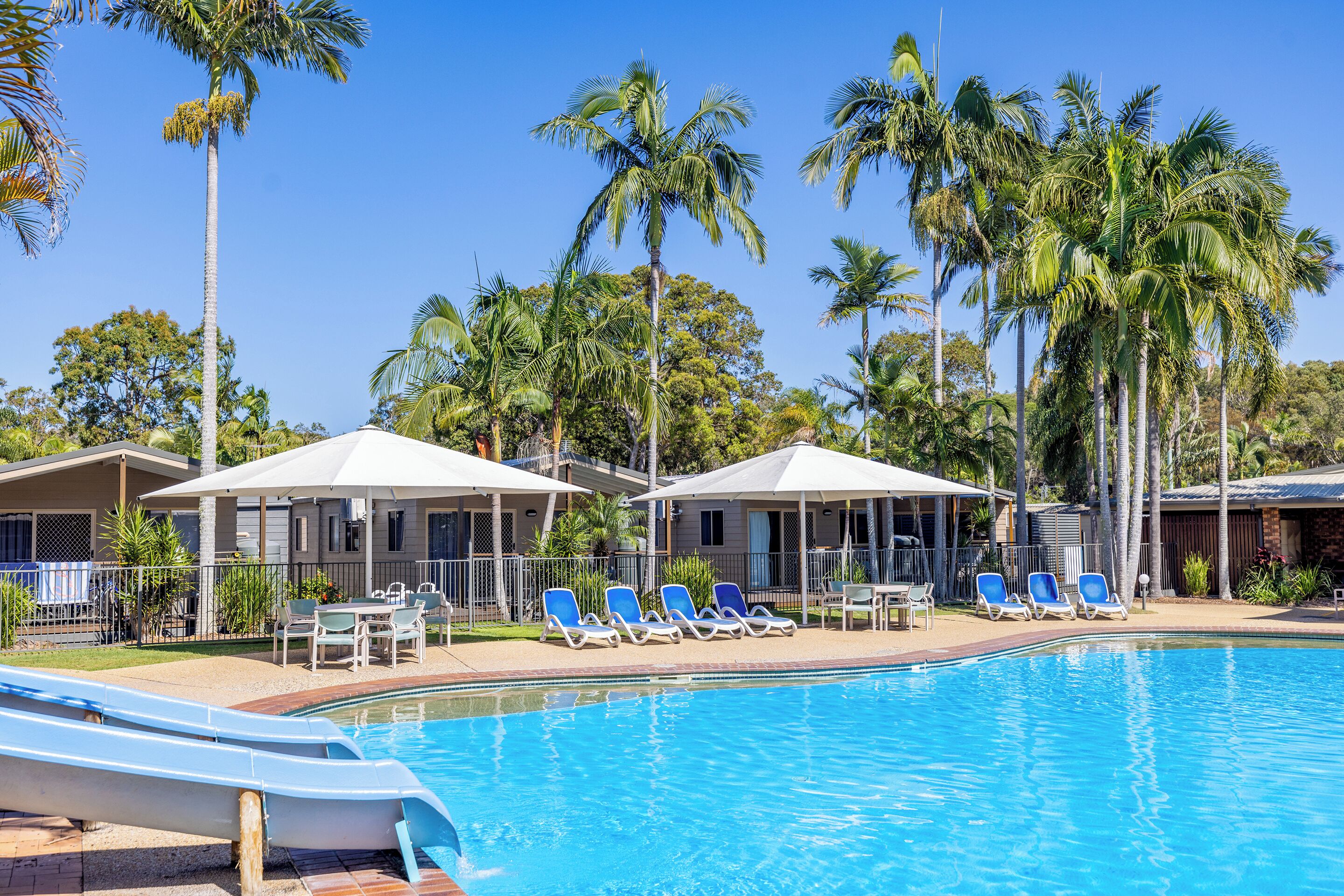 4 outdoor pools, pool loungers