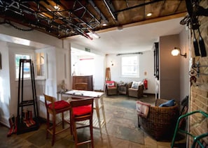 TV - The White Cliffs Hotel (Dover)