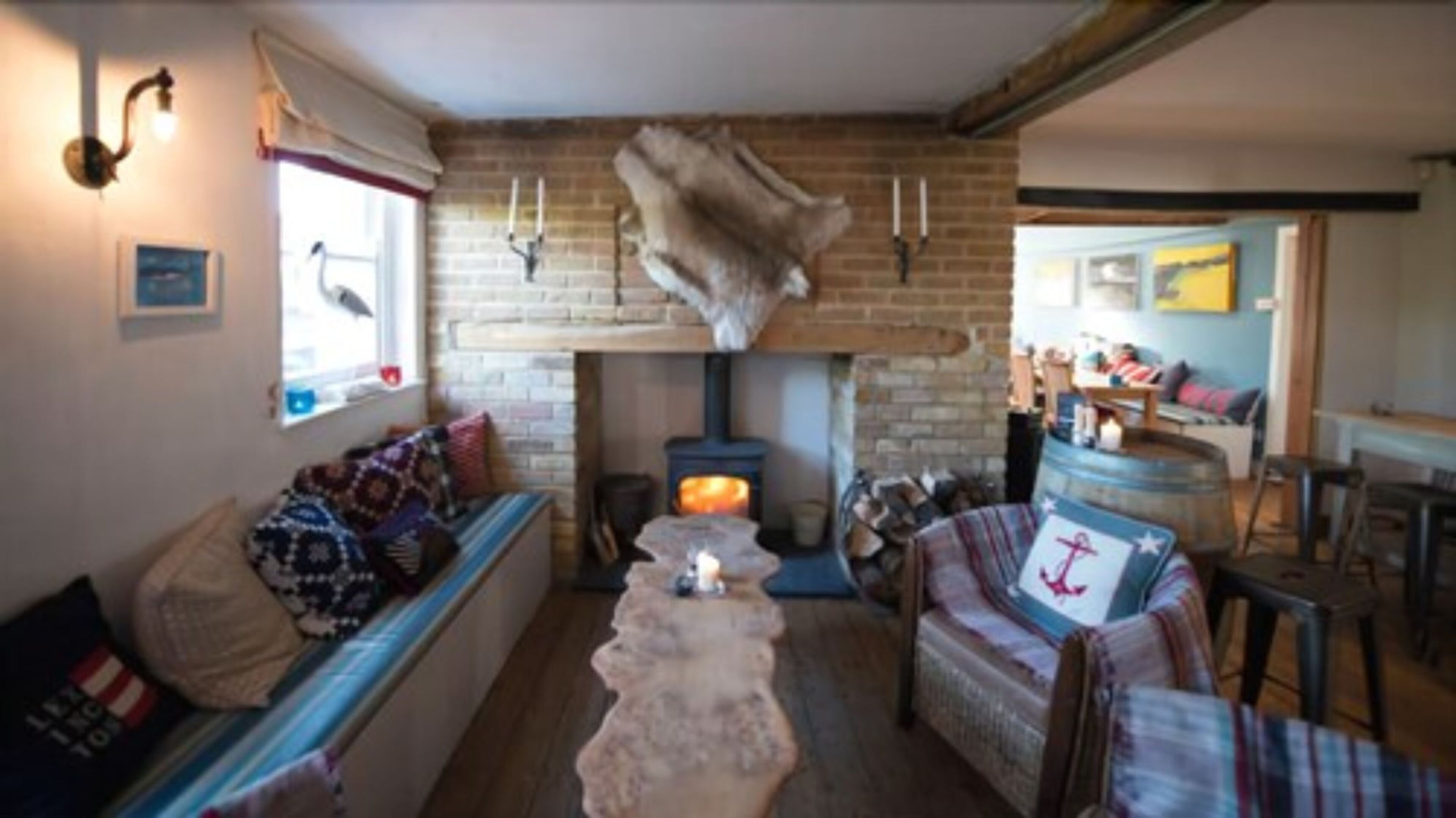 serves breakfast, lunch and dinner