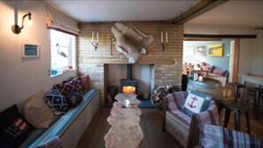 Serves breakfast, lunch, and dinner - The White Cliffs Hotel (Dover)