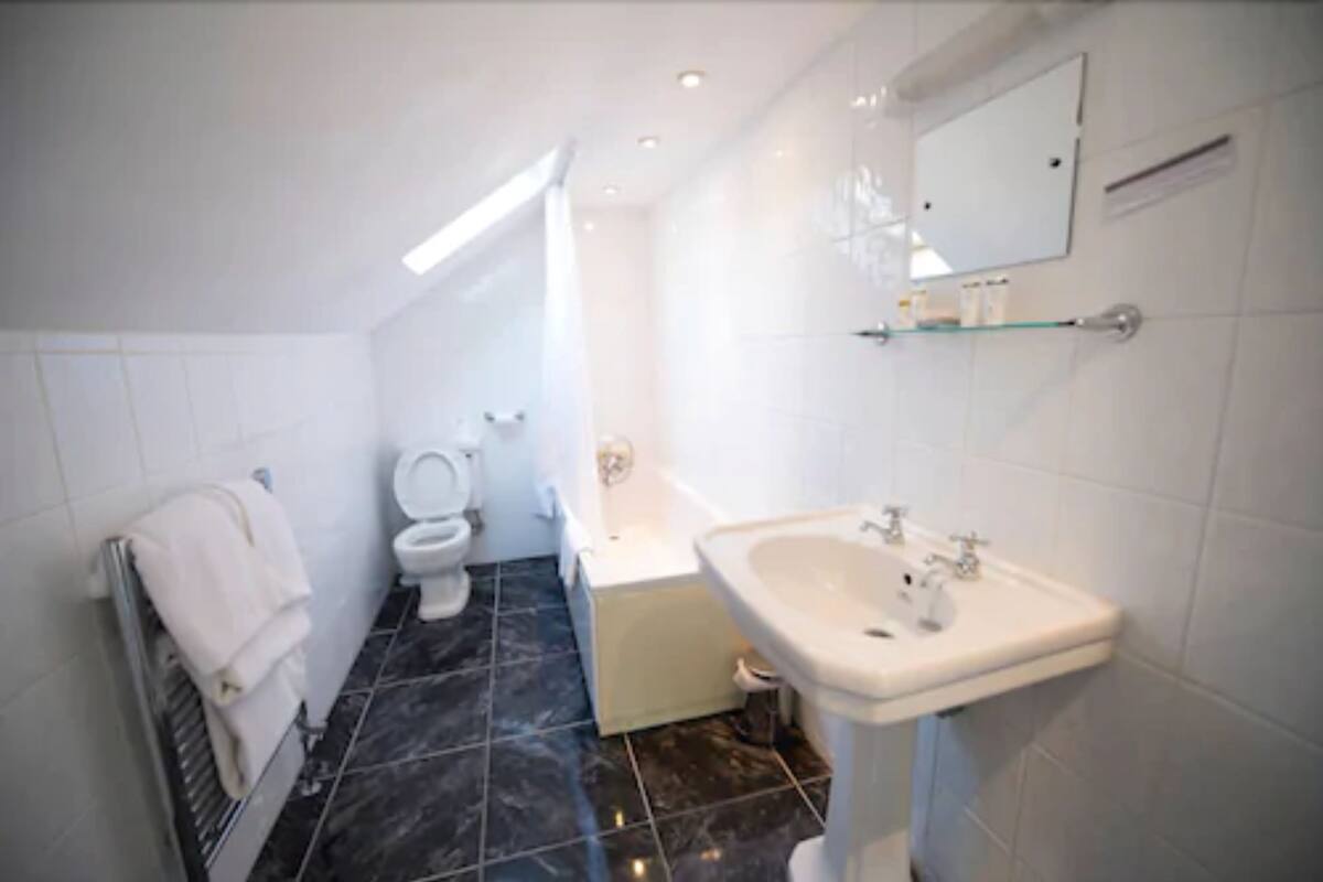 combined shower/bathtub, free toiletries, towels